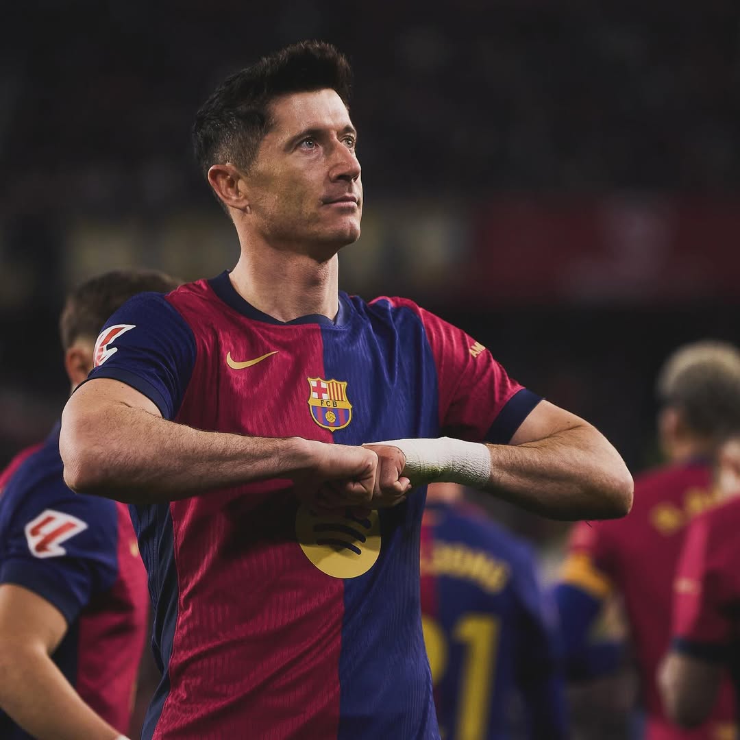 레반도프스키 시그니처 포즈